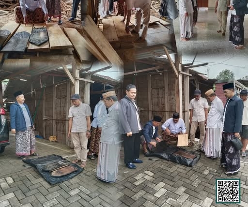 Pengecekan Kayu Jati untuk Atap Masjid Agung Demak Dilakukan oleh Pengurus Ta’mir